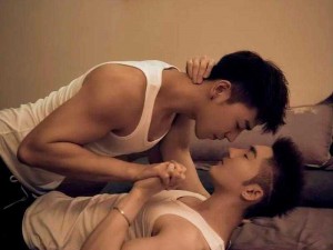 Chinese男男GayFuCK激情酒店_Chinese 男男激情酒店：夜色下的欲望燃烧