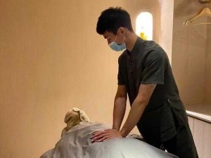 男按摩师舌头伸进去了SPA-男按摩师在进行 SPA 时舌头伸进了顾客嘴里，这正常吗？